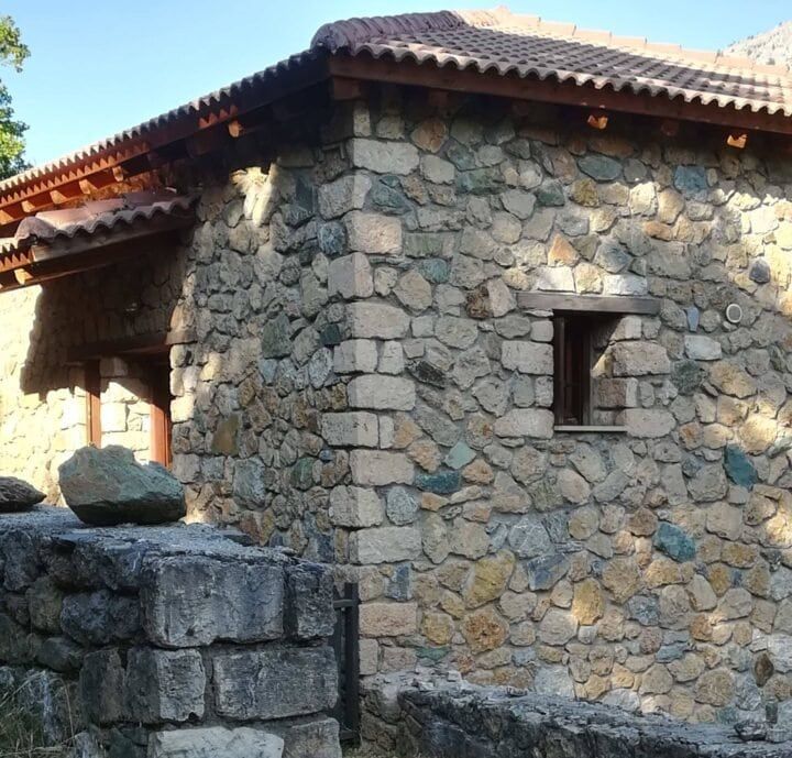 Πέτρινη κατοικία, Ζαρούχλα, λεπτομέρεια πέτρας