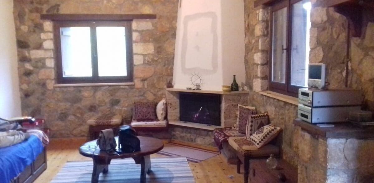 Πέτρινη κατοικία, Ζαρούχλα, σαλόνι με τζάκι