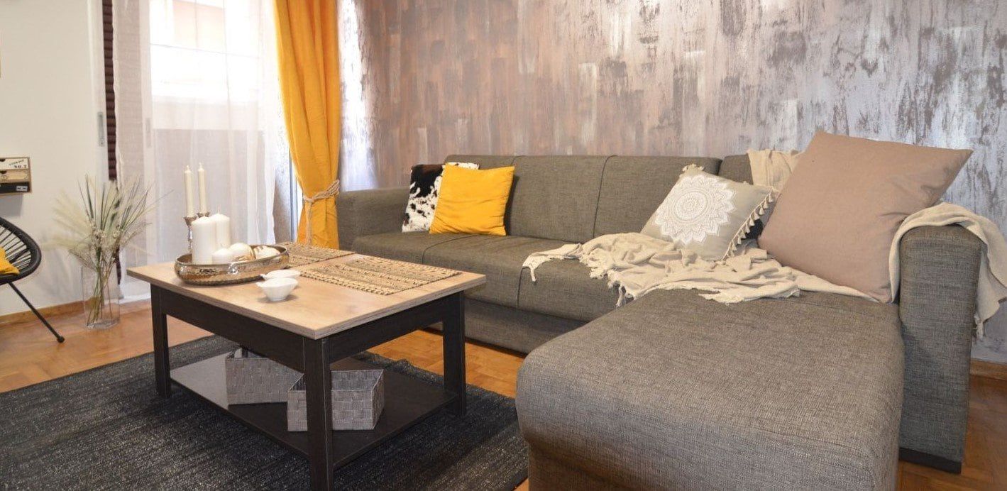 Ανακαινισμένο σαλόνι διαμερίσματος Airbnb στο Παγκράτι